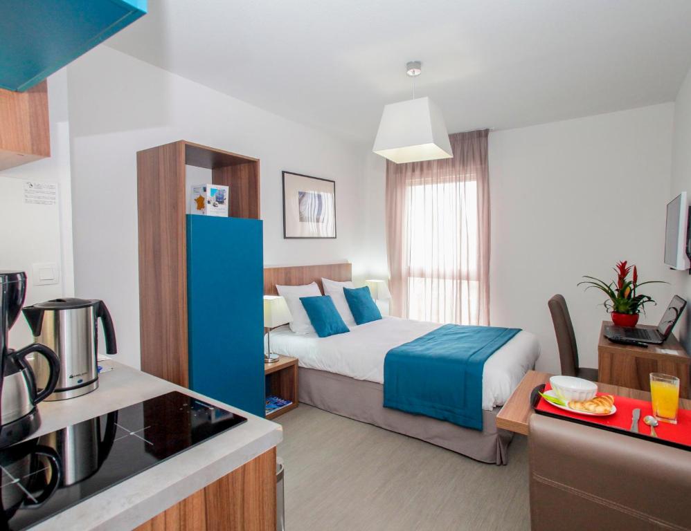 奧爾良的住宿－奧爾良市聖約翰奧德利公寓式酒店，酒店客房带一张床和一个厨房