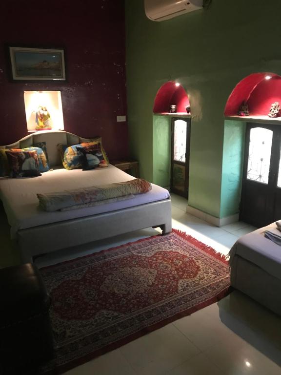 Uma cama ou camas num quarto em Shiva Guest House