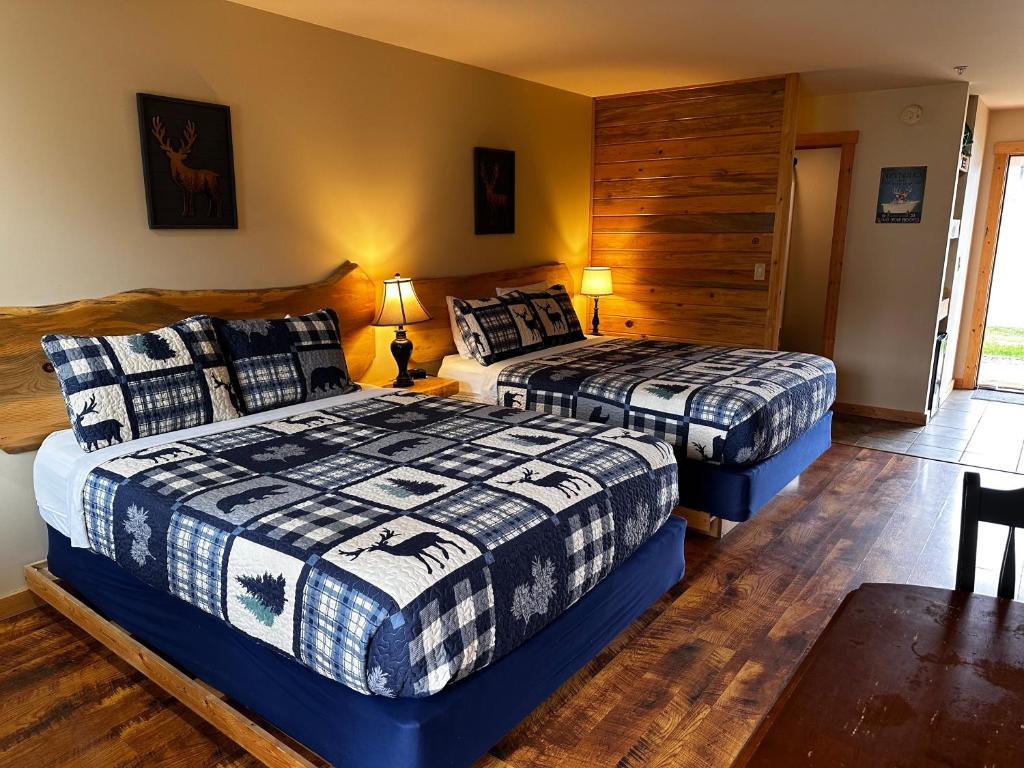 Postel nebo postele na pokoji v ubytování Methow River Lodge and Cabins