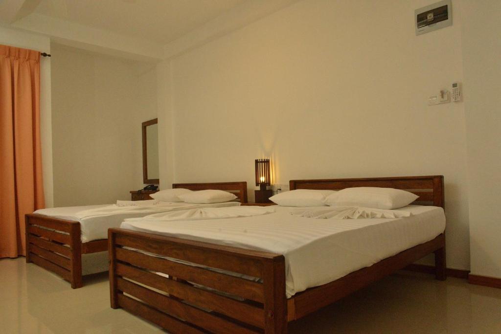 Postel nebo postele na pokoji v ubytování Rajarata Family Resort