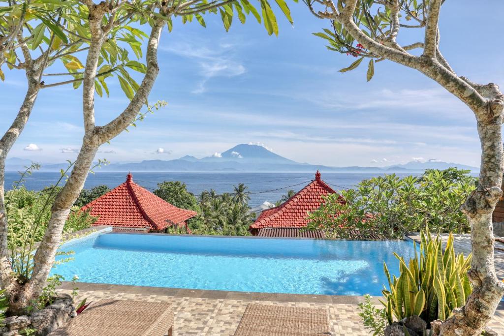 ein Blick auf das Meer von der Villa in der Unterkunft Petak Cottage in Nusa Penida