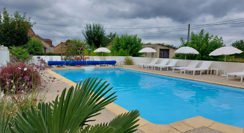Πισίνα στο ή κοντά στο Les Jardins de Virginie