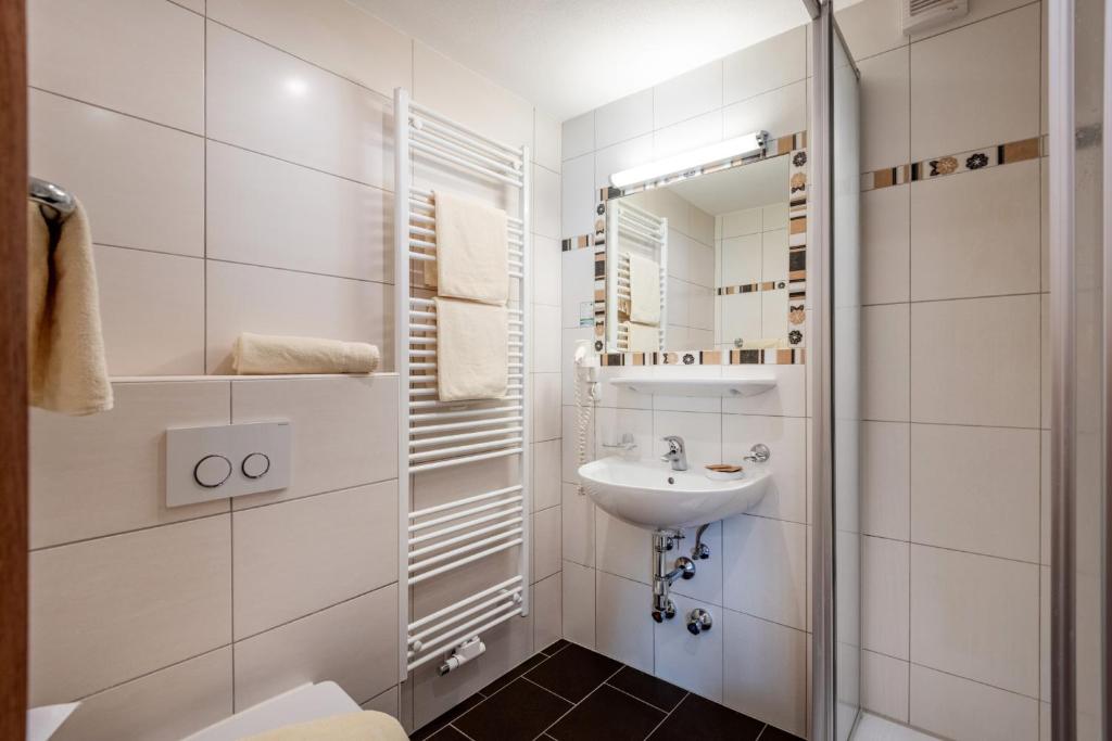 Koupelna v ubytování Hotel Garni Birkenhof