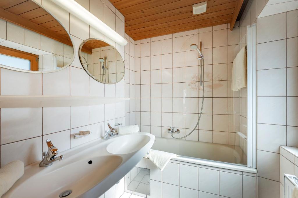 Koupelna v ubytování Hotel Garni Birkenhof