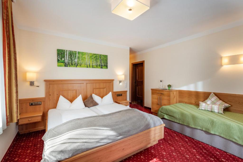 Postel nebo postele na pokoji v ubytování Hotel Garni Birkenhof