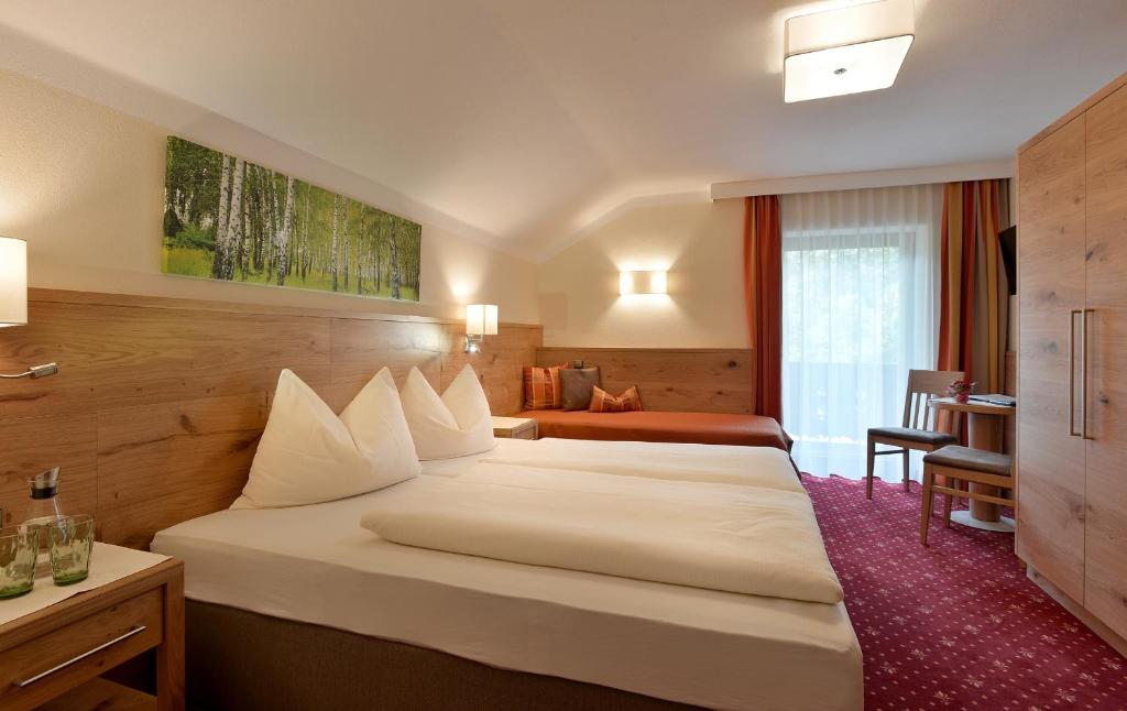 Postel nebo postele na pokoji v ubytování Hotel Garni Birkenhof