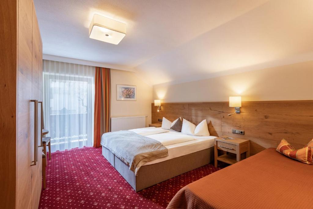 Postel nebo postele na pokoji v ubytování Hotel Garni Birkenhof