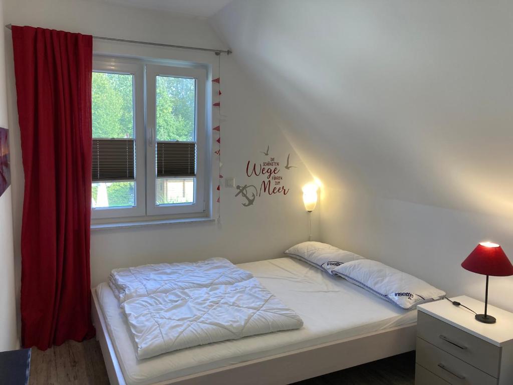 Postel nebo postele na pokoji v ubytování Reethaus Lise - Familienfreundlich mit Strandkorb, Kamin und Bollerwagen - 12 Gehminuten zum längsten Strand Rügens