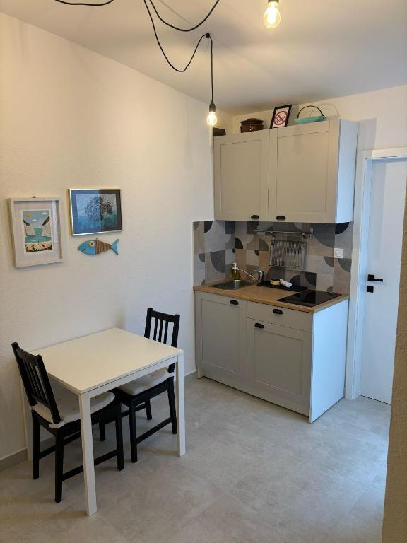 Kuchyň nebo kuchyňský kout v ubytování Apartment Ana