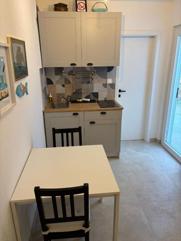 Kuchyň nebo kuchyňský kout v ubytování Apartment Ana