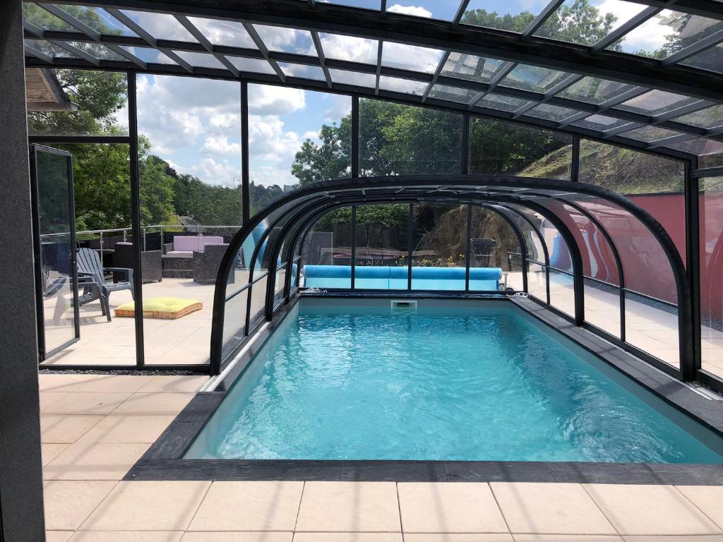 - une piscine avec une arche dans l'établissement l'ensemblière, à Plérin