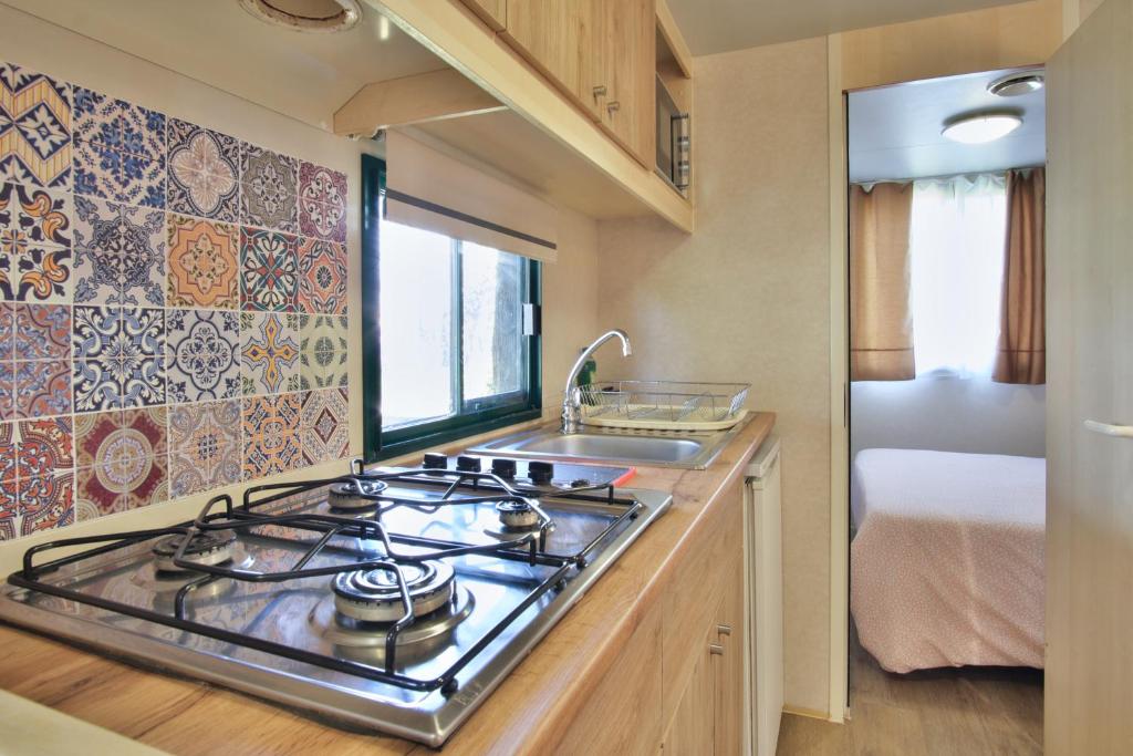 Kuchnia lub aneks kuchenny w obiekcie Camping Vicenza