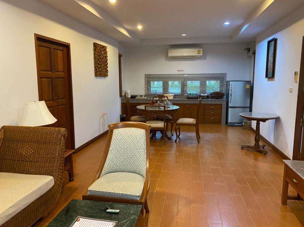 Posezení v ubytování Sailom Resort Bangsaphan