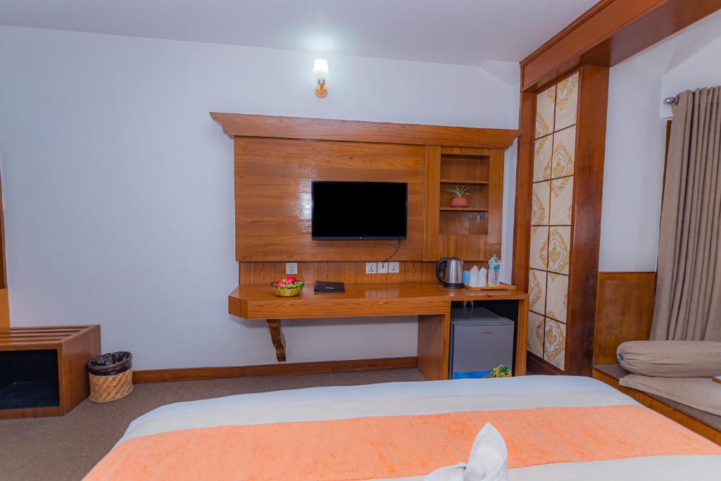 TV a/nebo společenská místnost v ubytování Amber Royel Hotel