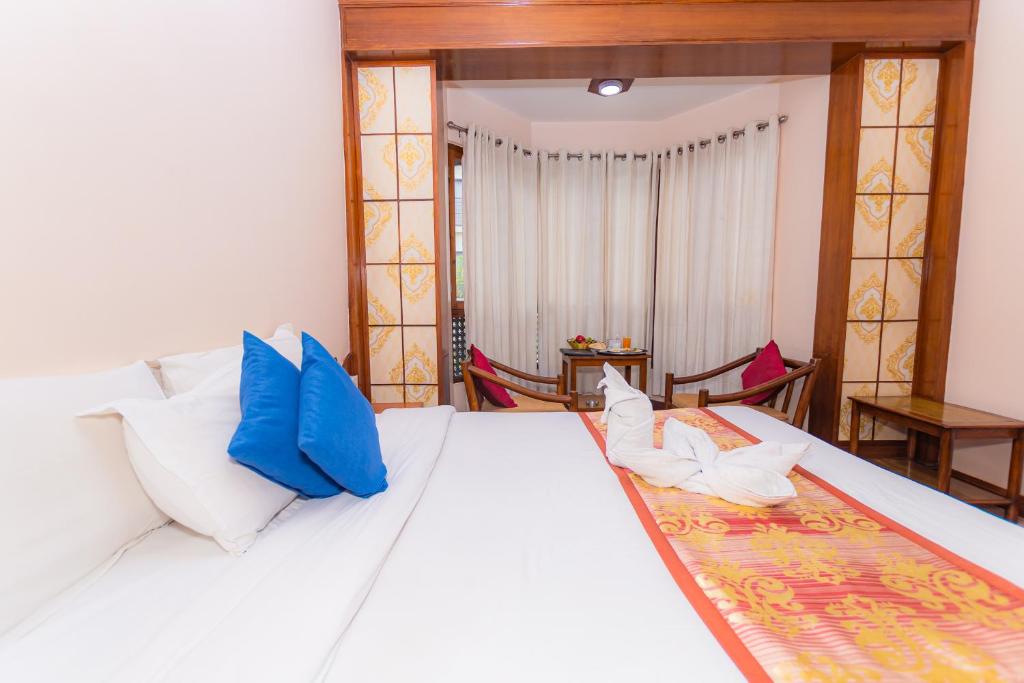 Postel nebo postele na pokoji v ubytování Amber Royel Hotel