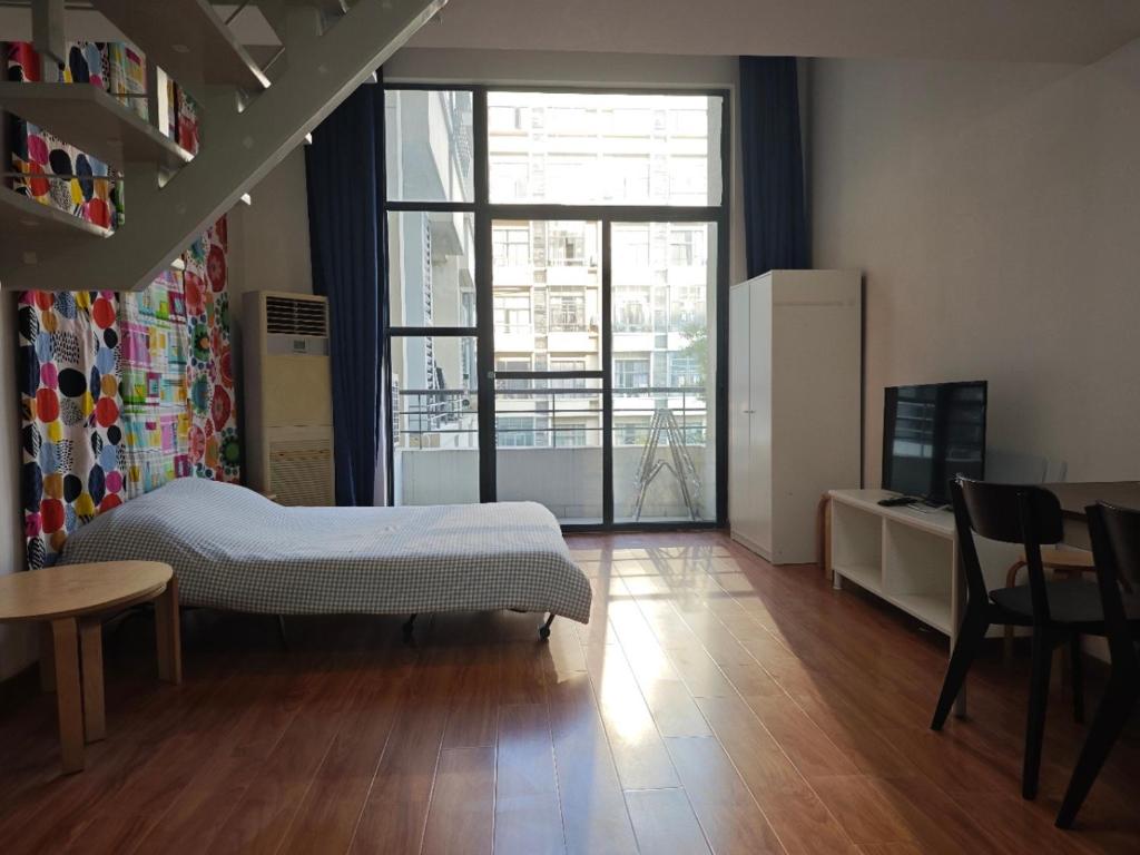 Postel nebo postele na pokoji v ubytování iNestin Shanghai Apt Xinjinqiao Road