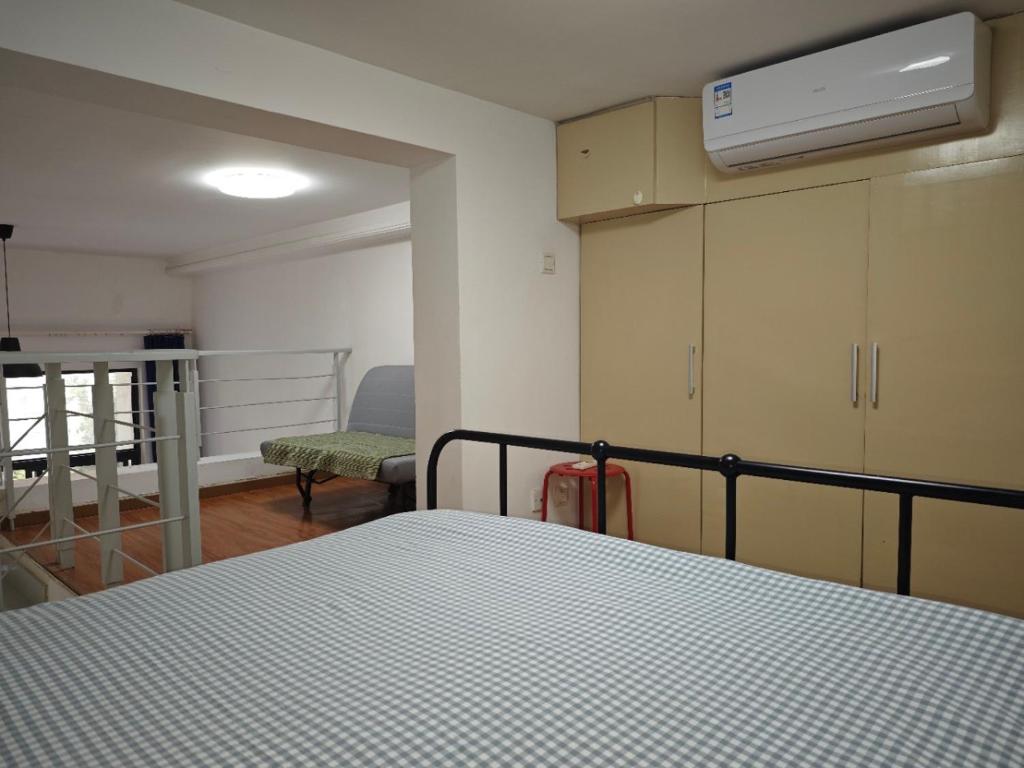 Postel nebo postele na pokoji v ubytování iNestin Shanghai Apt Xinjinqiao Road