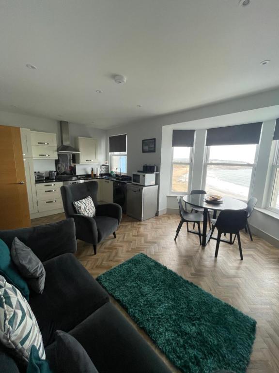 Superb 2 Bedroom Sea View Flat 7