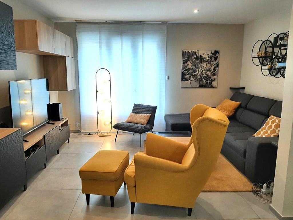 un salon avec un canapé et une télévision dans l'établissement Magnifique T3 à 100m des plages, à Carqueiranne