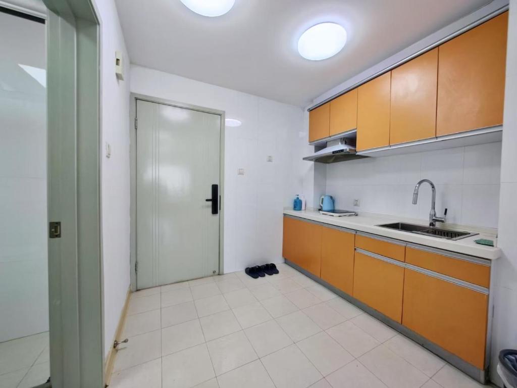 Kuchyň nebo kuchyňský kout v ubytování iNestin Shanghai Apt Xinjinqiao Road