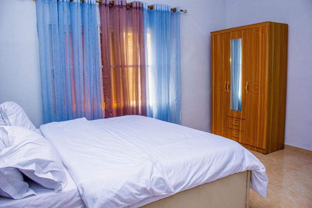 Ένα ή περισσότερα κρεβάτια σε δωμάτιο στο Résidence Confort trois Appartements huit Voyageurs à Baguida