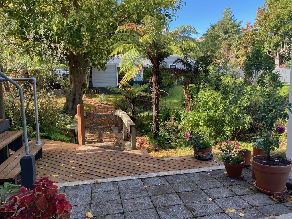 Zahrada ubytování Superb studio retreat with Spa, Pool & BBQ access