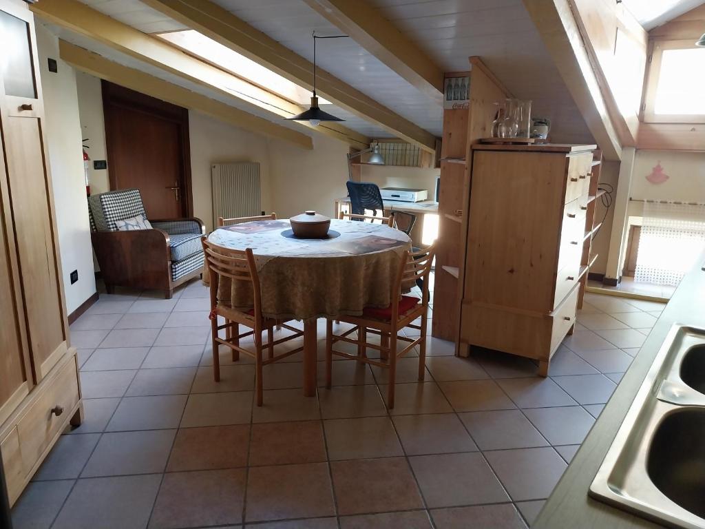 a kitchen with a table and chairs in a room at Appartamento centro storico in Riva del Garda