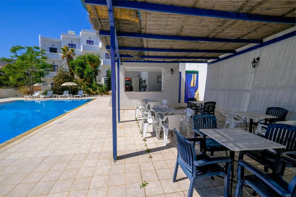 Bazén v ubytování Athina Studios nebo v jeho okolí