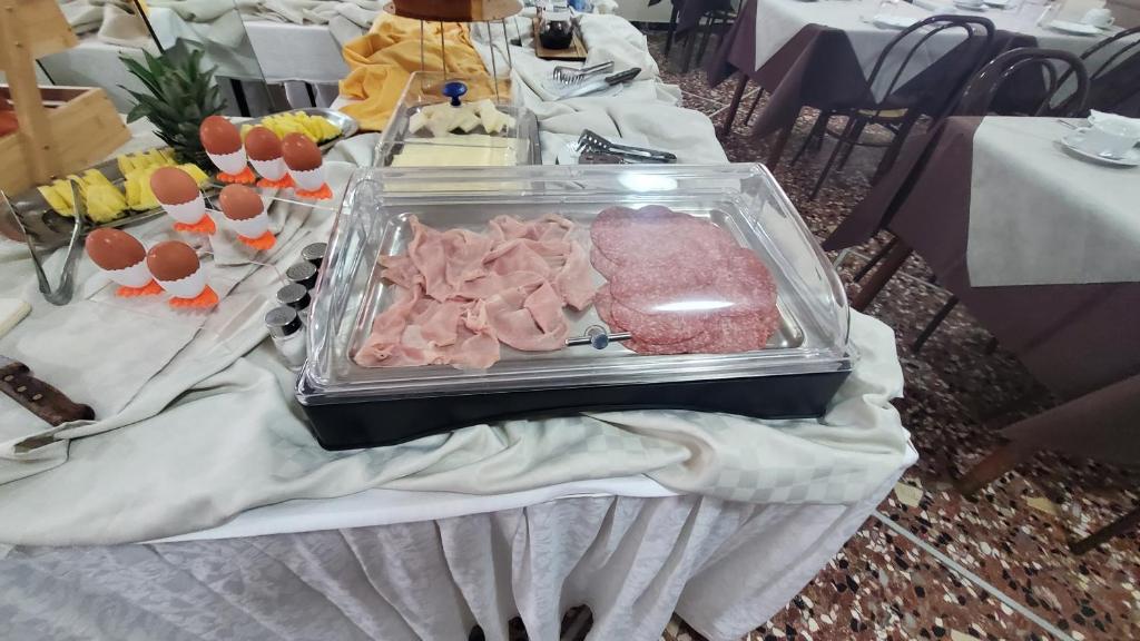 Jídlo v hotelu nebo okolí