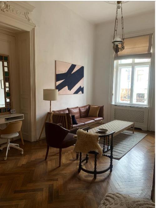 a living room with a couch and a table at ANNO 1800 in Bistriţa