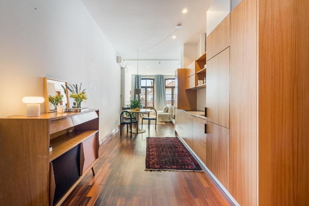 ポルトにあるHey Apartments Cのリビングルーム(木製キャビネット付)、ダイニングルーム