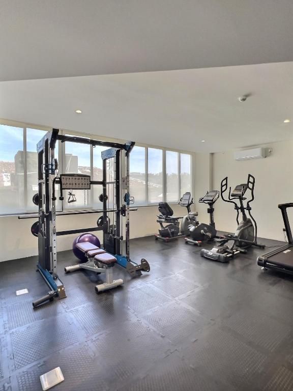 Gimnàs o zona de fitness de Pearly Ocean View Suite