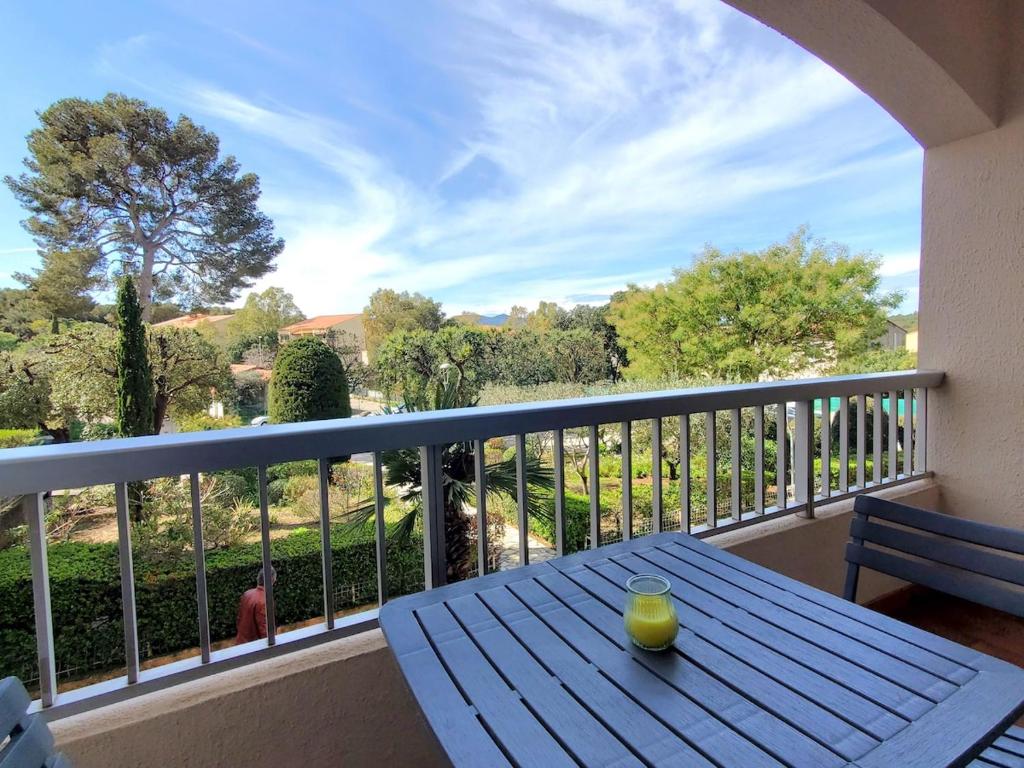 - une table de pique-nique bleue sur un balcon avec vue dans l'établissement Studio climatisé proche de la plage de Sainte Asile, à Saint-Mandrier-sur-Mer