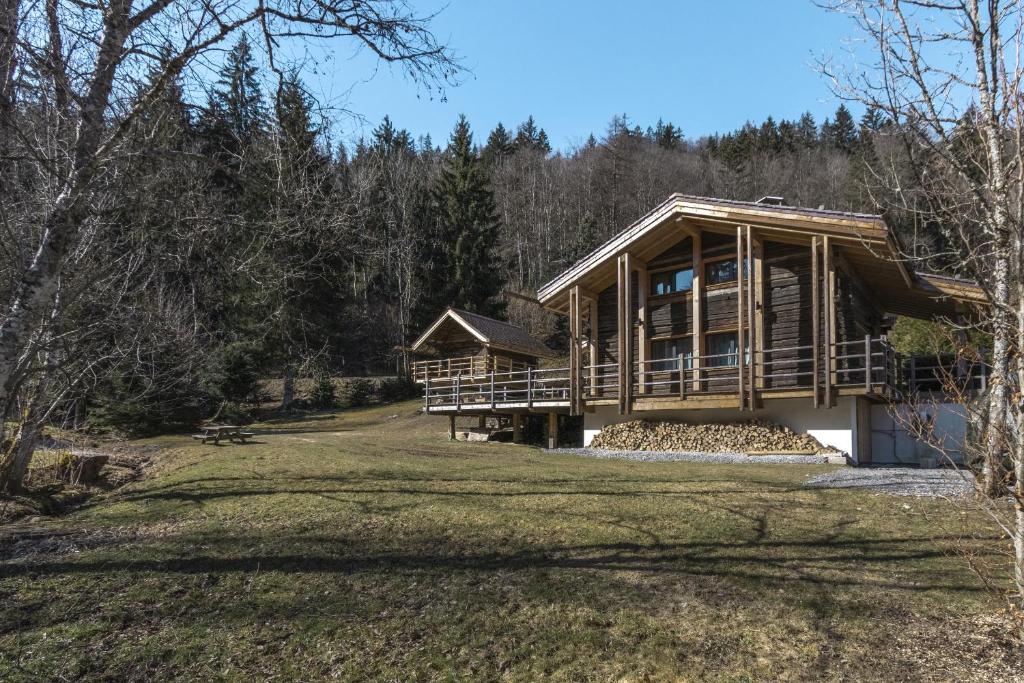 Landskap semula jadi dekat dengan chalet