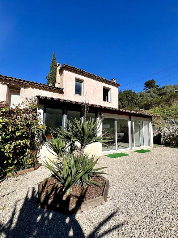 une maison avec quelques plantes devant dans l'établissement Havre de paix proche de Nice, à Falicon