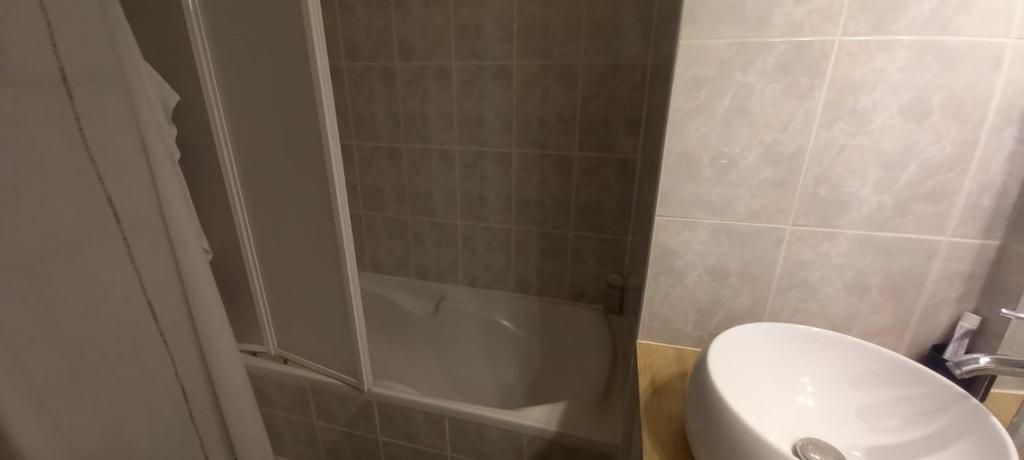 une salle de bain avec une douche avec des toilettes et un lavabo dans l'établissement 2 pièces, terrasses, place de parking en sous-sol, picentre saint gely du fesc, à Saint-Gély-du-Fesc