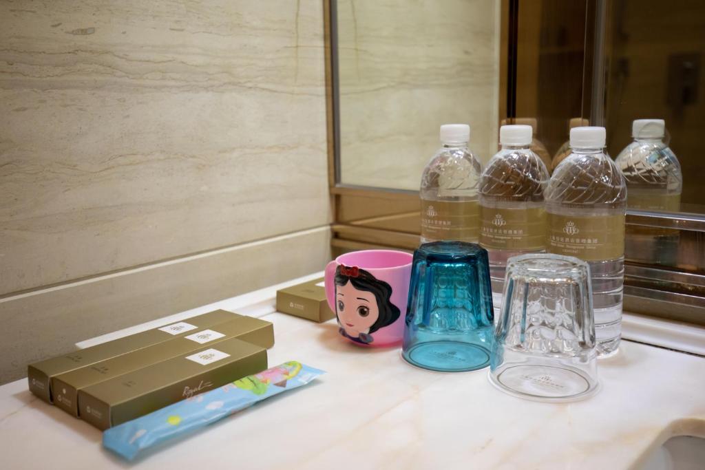 Nápoje v ubytování Royal Garden Hotel Shanghai-Free Shuttle to and From Disney & PVG & close Metro Line2 easy to SHA New Expo