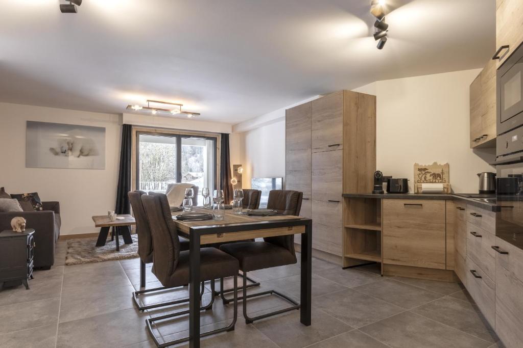 Les ChavantsThe Bear - Sauna Piscine - Face au Kandahar的厨房兼餐厅，配有桌椅