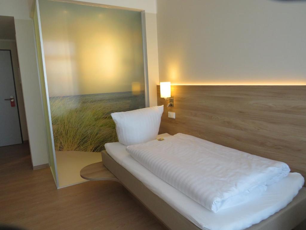 Postel nebo postele na pokoji v ubytování DLRG Tagungszentrum Hotel Delphin