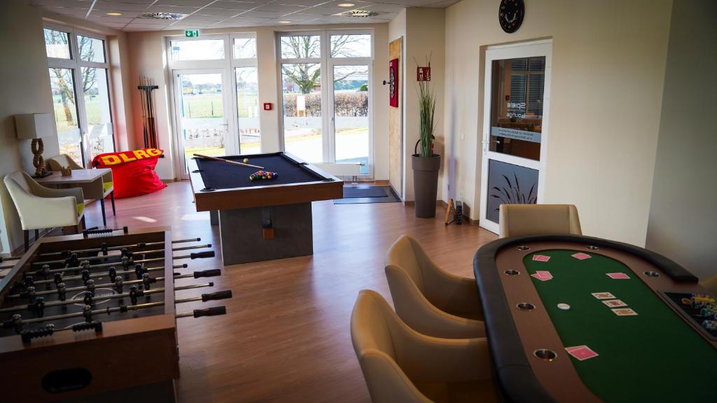 Biliár nebo kulečník v ubytování DLRG Tagungszentrum Hotel Delphin
