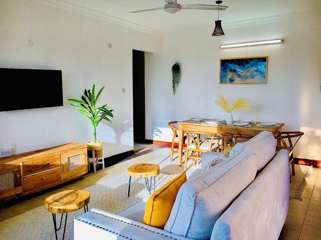 Μια τηλεόραση ή/και κέντρο ψυχαγωγίας στο Wokabi Homes- Nyali 2BR Cosy Apartment