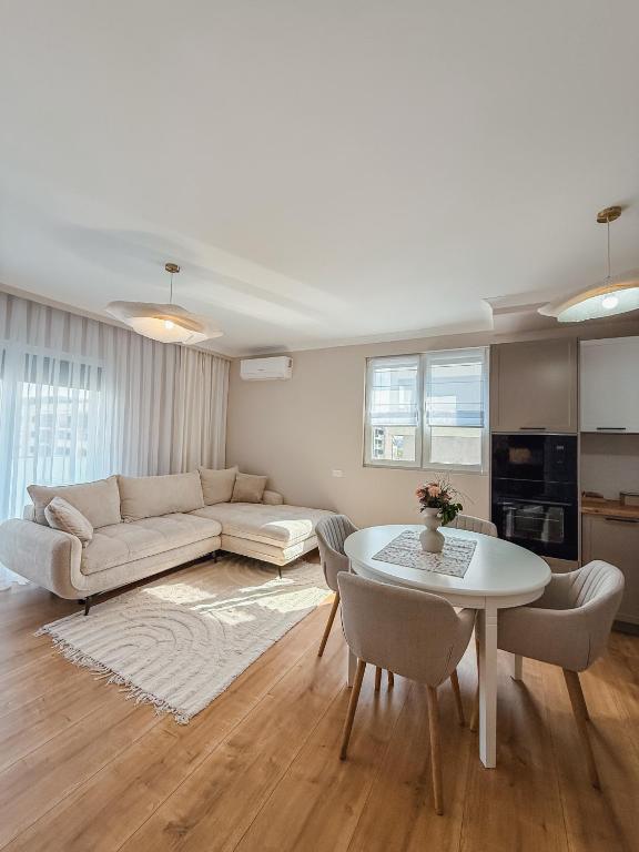 una sala de estar con un sofá y una mesa en Arya Apartment Oradea, en Oradea