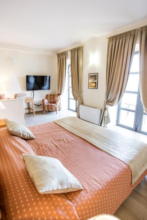 Postel nebo postele na pokoji v ubytování Miramare Apartments&Suites