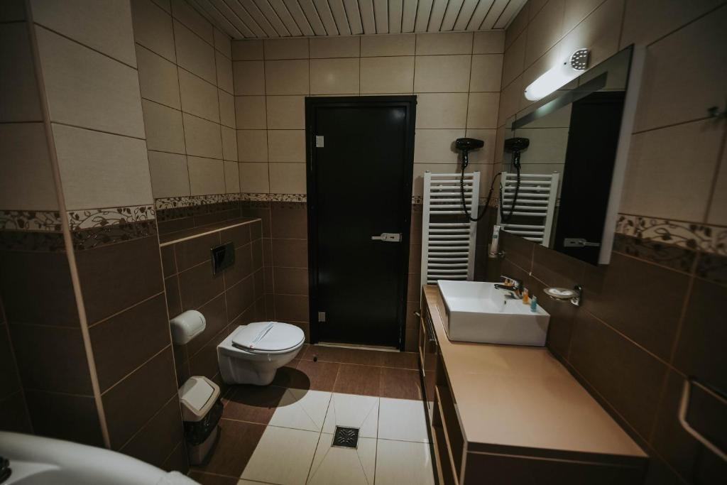 Hotel Mlavske Terme Ždrelo的一间浴室