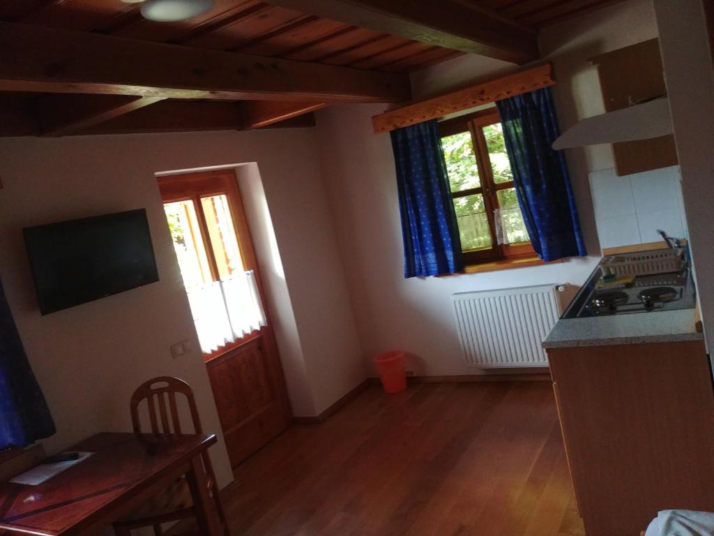 Kuchyňa alebo kuchynka v ubytovaní Zöld sziget Apartmanház