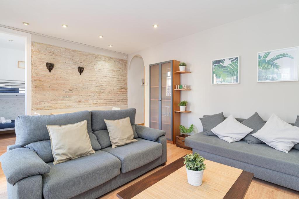 2-bedroom Bright and Classic Sagrada Familia Apartment
