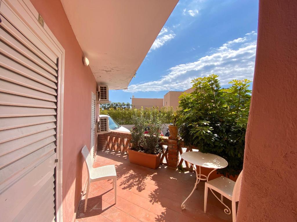 a patio with a table and chairs on a balcony at Hotel Villino Gallodoro in Taormina