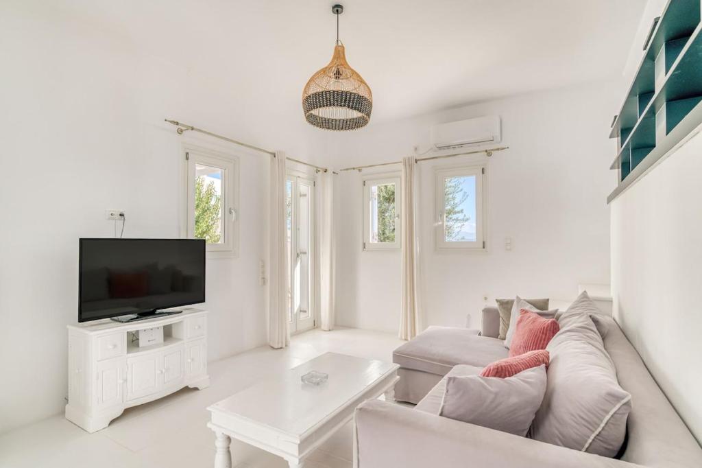 TV a/nebo společenská místnost v ubytování Villa Zeos - Cycladic house close to the beach