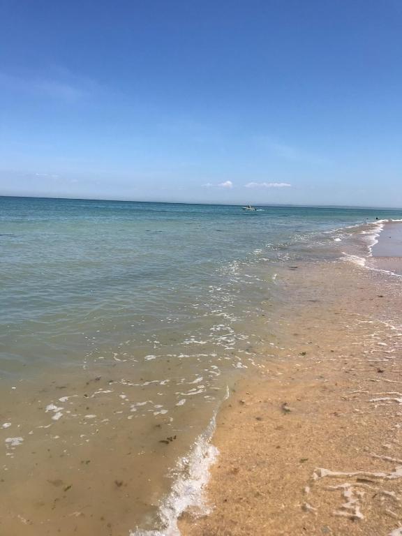 - une plage avec l'océan et le littoral dans l'établissement Maison d'exception face à la mer, à Saint-Aubin-sur-Mer