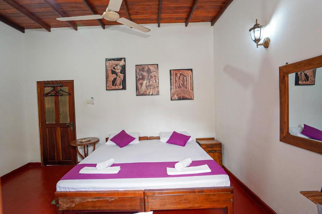 Postel nebo postele na pokoji v ubytování 4ty two Homestay Galle
